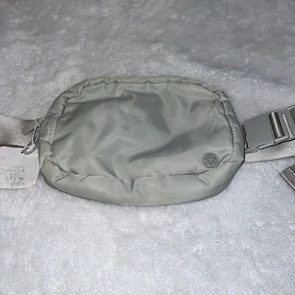 Nwts Gaiam waist pack sidekick fannypack crossbody nylon gray weather resistant - Picture 2 of 5